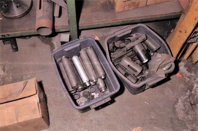 В Канаде обнаружили подпольный завод по производству оружия (12 фото)