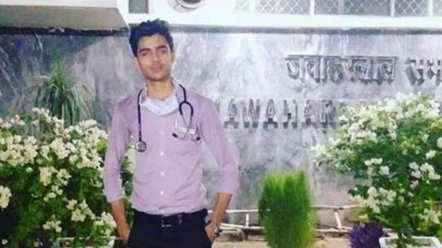 19-летний житель Индии в течение 5 месяцев выдавал себя за врача (5 фото)
