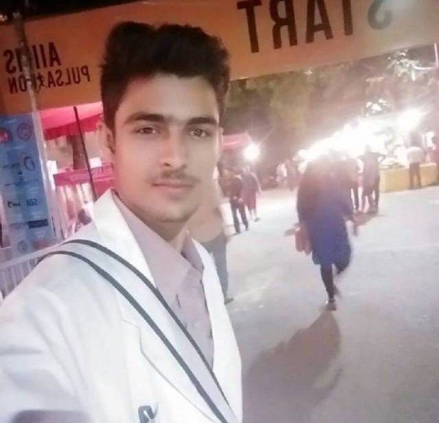 19-летний житель Индии в течение 5 месяцев выдавал себя за врача (5 фото)