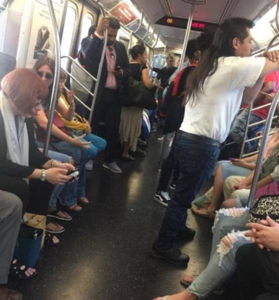 Странные пассажиры метро (33 фото)