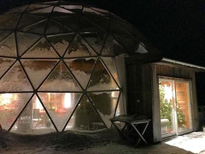 Семья из Норвегии построила эко-дом под стеклянным куполом (23 фото)