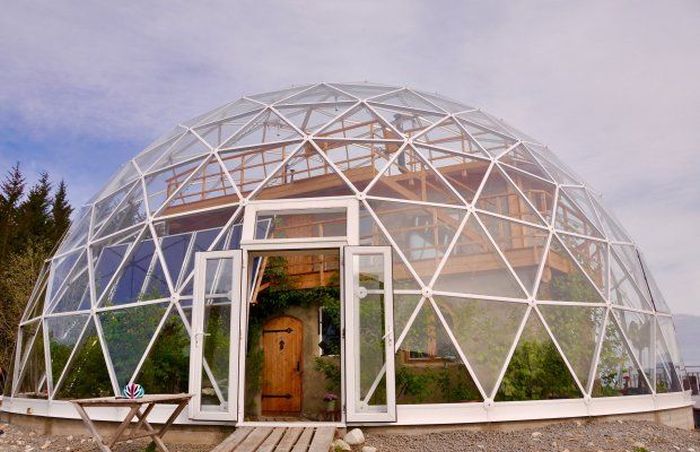 Семья из Норвегии построила эко-дом под стеклянным куполом (23 фото)