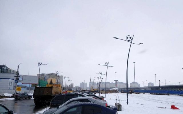 "Пьяные" фонари и тротуар в Нижнем Новгороде (2 фото)