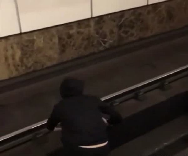 Блогер лег на рельсы московского метро