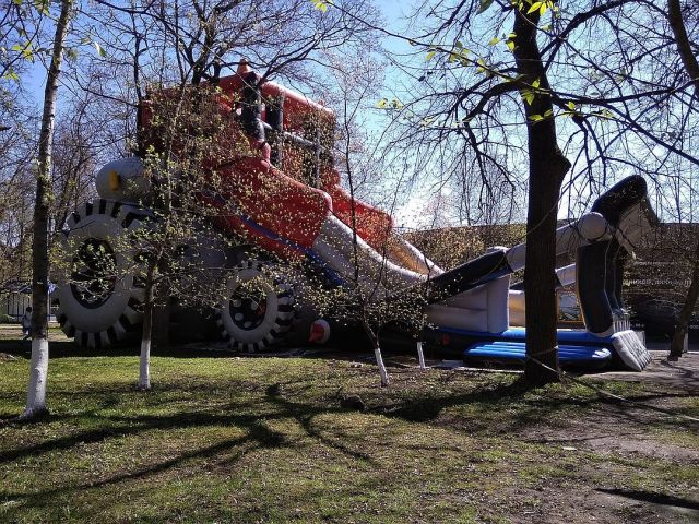 В Орле под надувной батут положили баннер с портретами ветеранов ВОВ (4 фото)