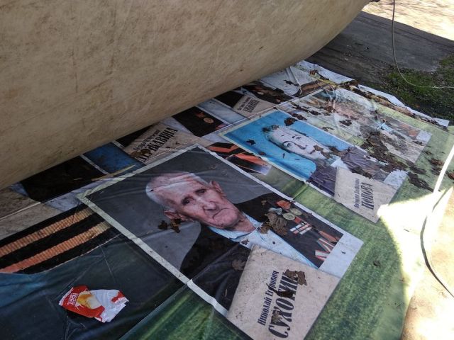 В Орле под надувной батут положили баннер с портретами ветеранов ВОВ (4 фото)