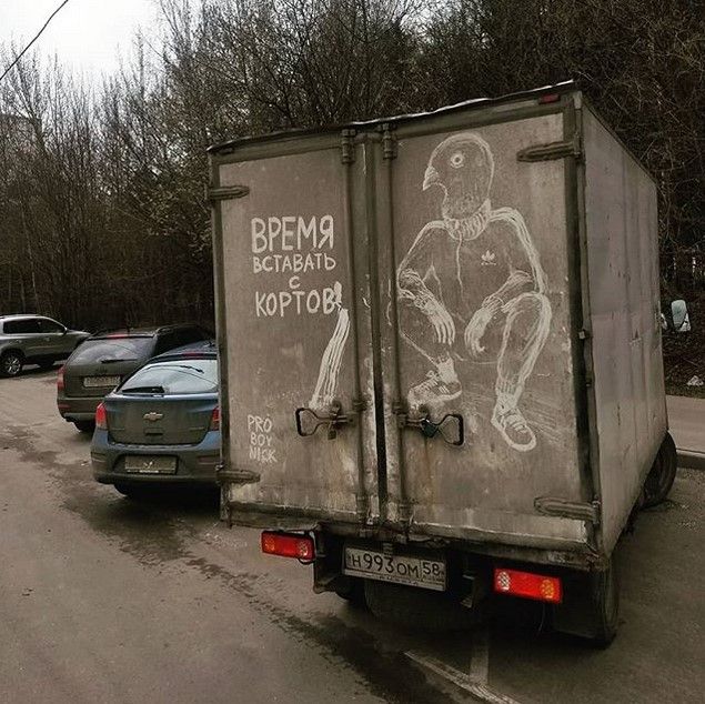 Рисунки на грязных грузовиках (11 фото)