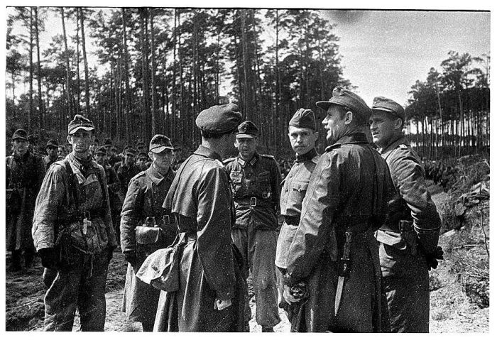 Нацисты сдаются в плен (35 фото)