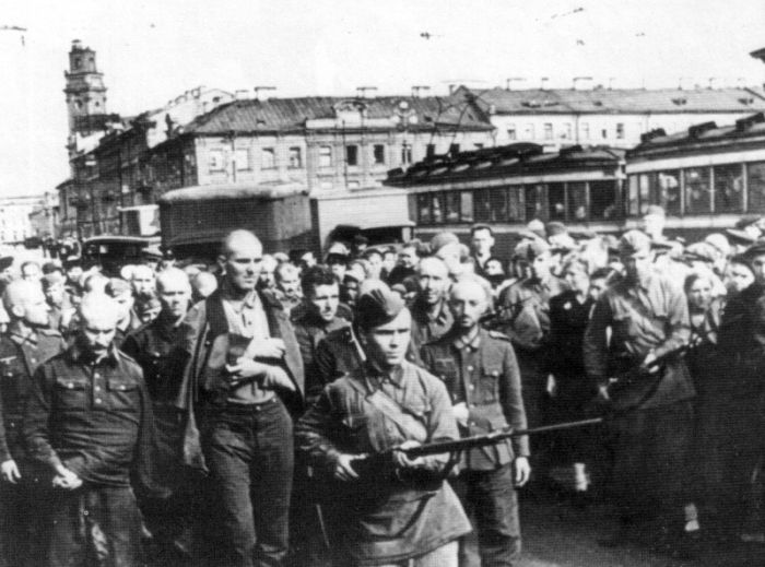 Нацисты сдаются в плен (35 фото)