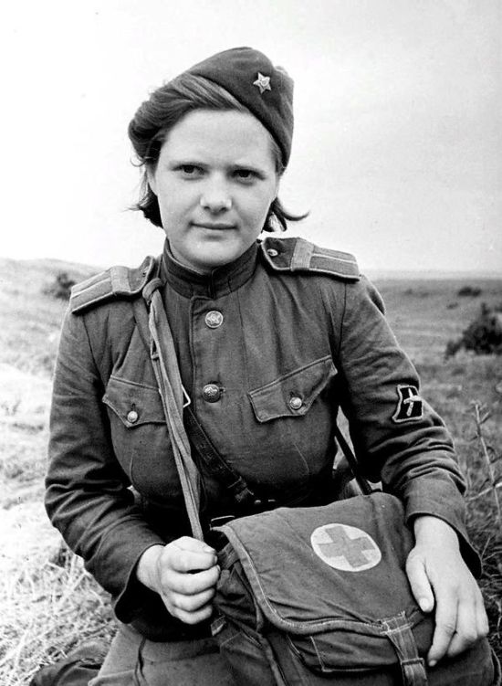 Очаровательные улыбки женщин-военнослужащих Красной армии (38 фото)