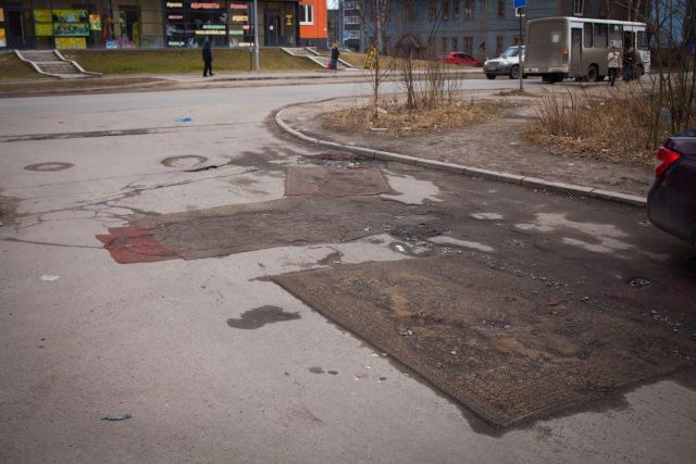 В Петрозаводске дорожные ямы спрятали под коврами (4 фото)