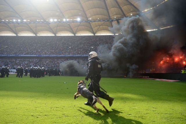 Фанаты ФК «Гамбург» устроили беспорядки после вылета из Бундеслиги (11 фото)