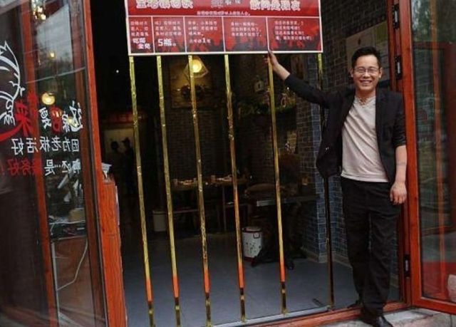 Китайский ресторан обещает бесплатно накормить худых клиентов (6 фото)