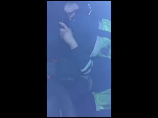 Мужчина разбудил спящих на службе полицейских