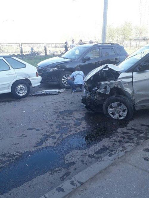 В Набережных Челнах неадекватный водитель протаранил 12 машин и сбил пешехода (7 фото + видео)
