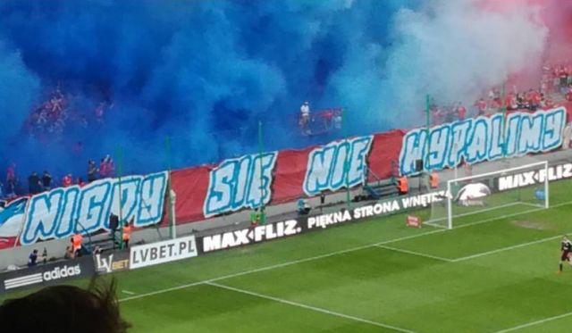 Польские футбольные фанаты случайно сожгли плакат «Мы никогда не сгорим» (4 фото + видео)