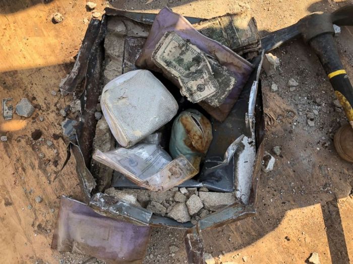 Американец откопал на заднем дворе сейф с деньгами и драгоценностями (3 фото)