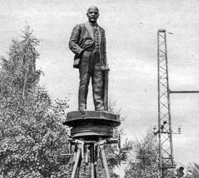 Уникальный памятник Ленину на железнодорожной дрезине (2 фото)