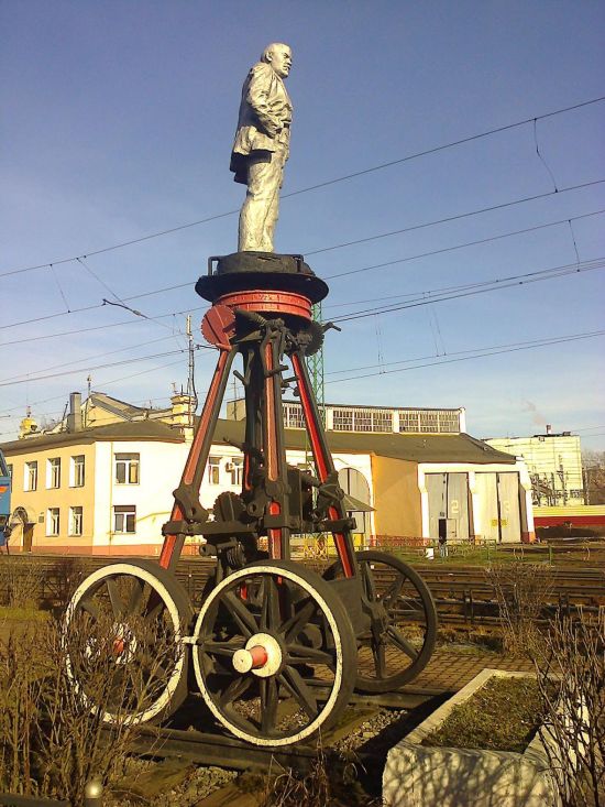 Уникальный памятник Ленину на железнодорожной дрезине (2 фото)