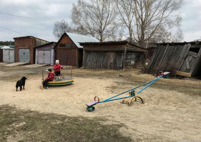 В Томской области появилась депутатская детская площадка (4 фото)