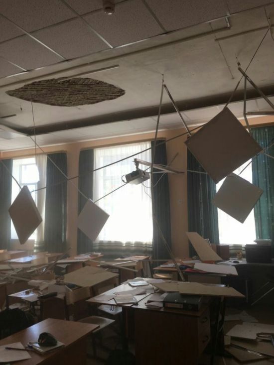 В подмосковной школе во время занятий обрушился потолок (3 фото)