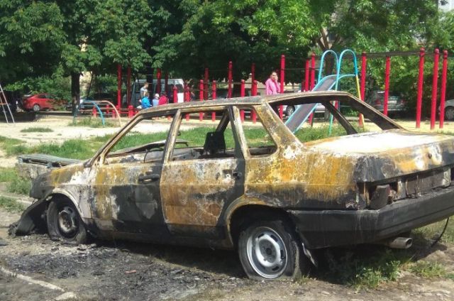 В Симферополе массово поджигают неправильно припаркованные автомобили (4 фото)