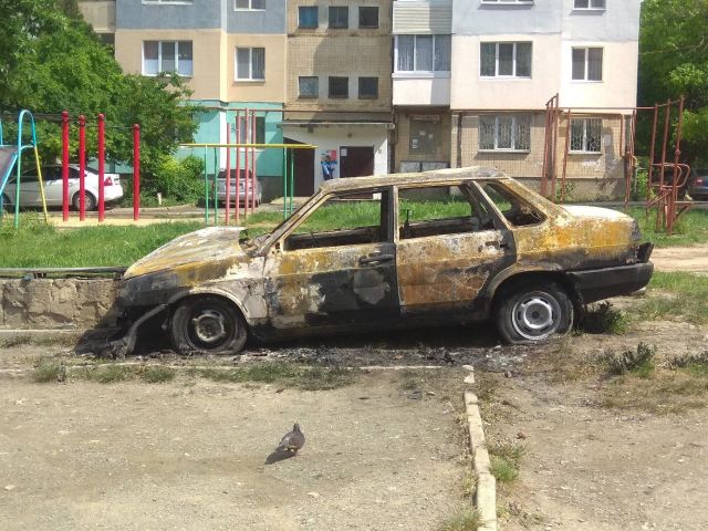 В Симферополе массово поджигают неправильно припаркованные автомобили (4 фото)