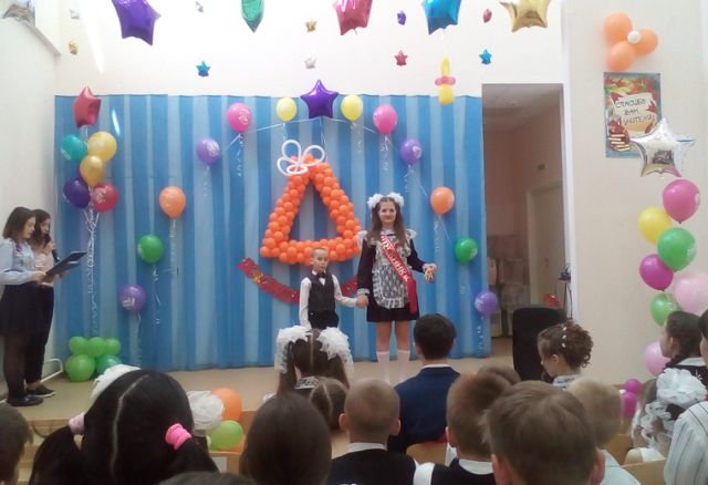 В поселке Кытлым Свердловской области попрощались с единственной выпускницей (5 фото)