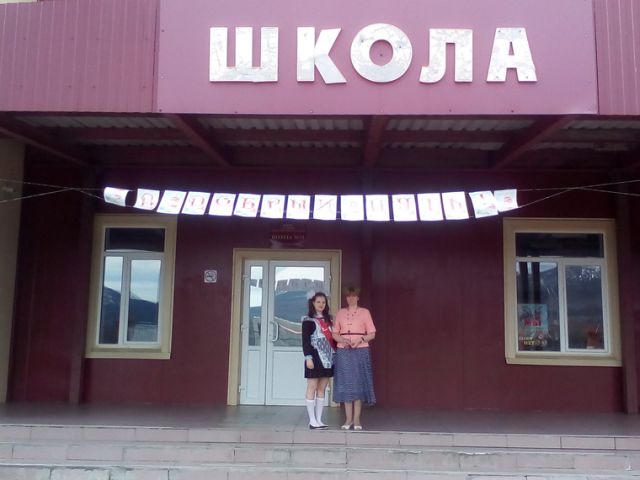В поселке Кытлым Свердловской области попрощались с единственной выпускницей (5 фото)