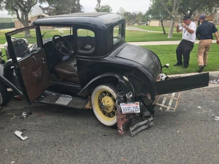 В США водитель отвлекся на телефон и врезался в раритетный Ford Model A 1931 года (4 фото)