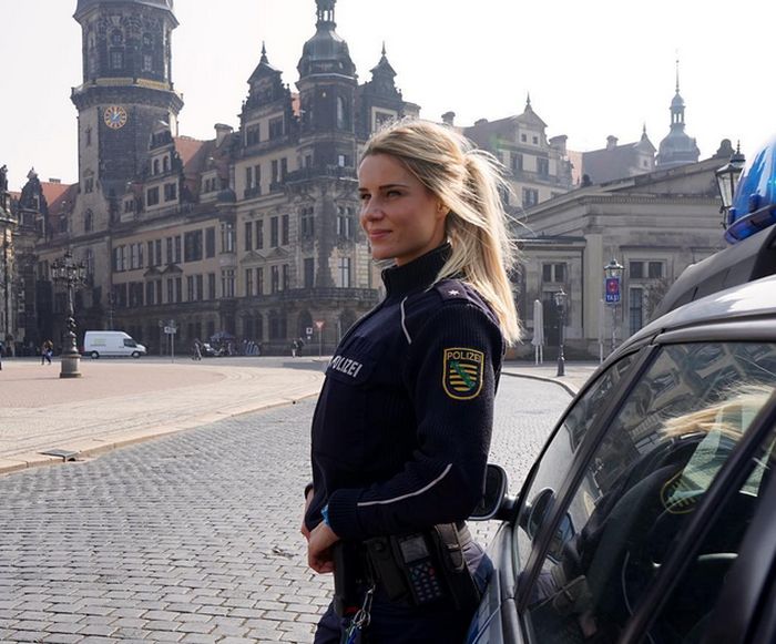 Адрианна Колесзар - самая очаровательная сотрудница полиции (20 фото)