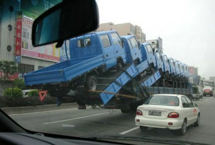 Безумные способы перевозки грузов  (30 фото)