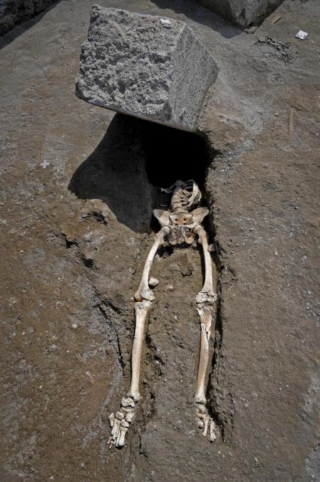 В Помпеях нашли останки мужчины, пережившего извержение вулкана (4 фото)