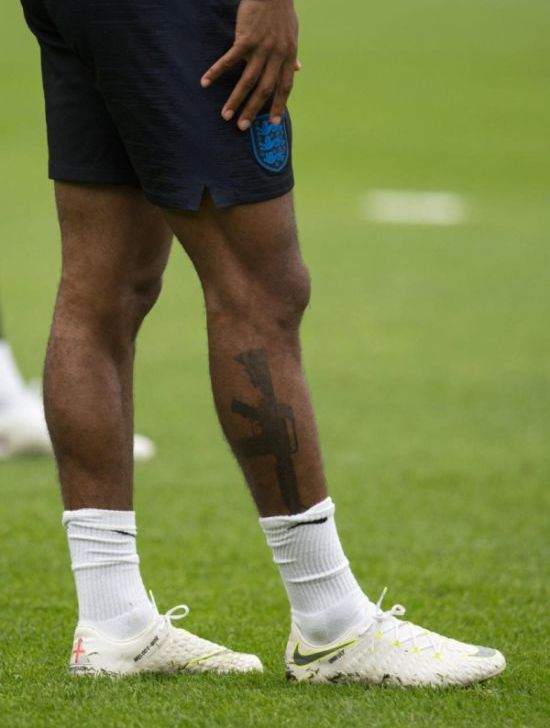 Правозащитники требуют исключить Рахима Стерлинга из сборной Англии по футболу за татуировку (3 фото)
