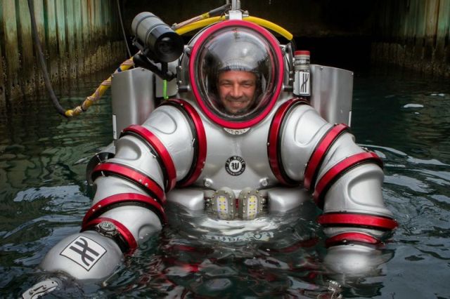 Может ли человек выжить на глубине 700 метров? (8 фото)