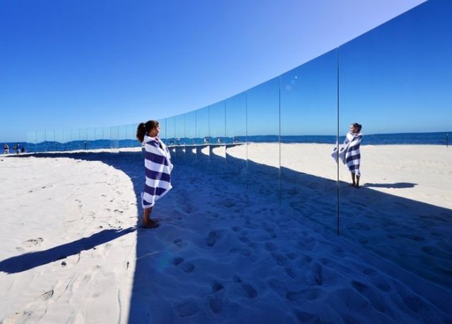 Зеркальный "остров" на австралийском пляже (8 фото)