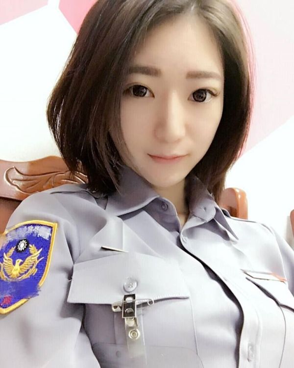 Милая сотрудница дорожной полиции Тайваня (21 фото)