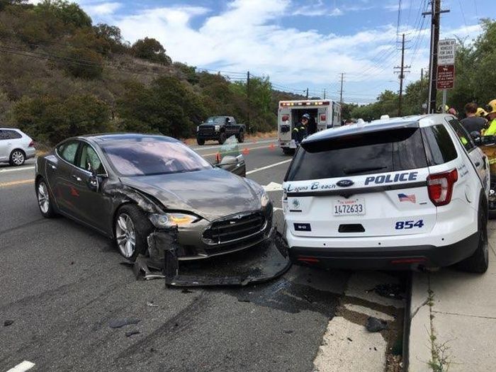 Tesla на автопилоте врезалась в полицейский автомобиль (3 фото)