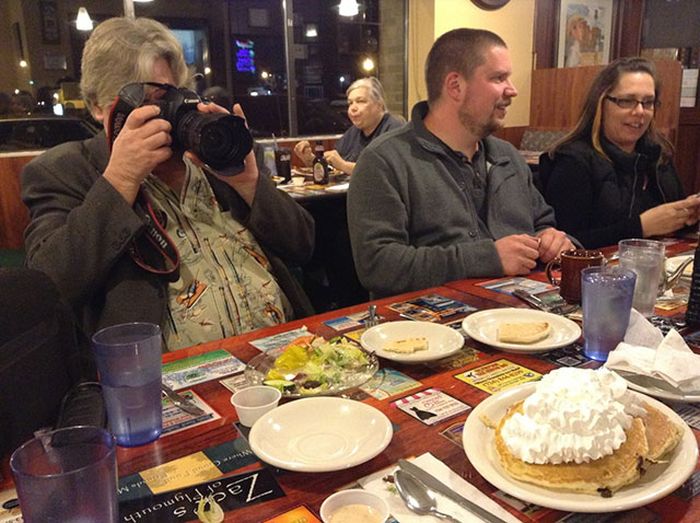 Люди, фотографирующие еду (16 фото)