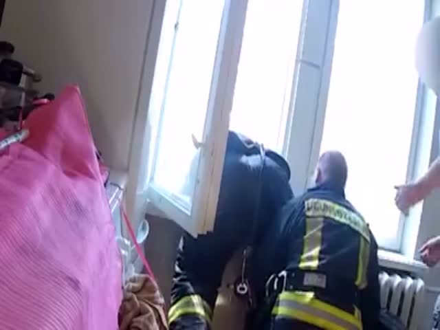 В Латвии пожарный чудом спас самоубийцу