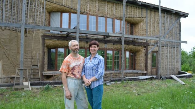 Жители Воронежской области построили дом из соломы (3 фото)