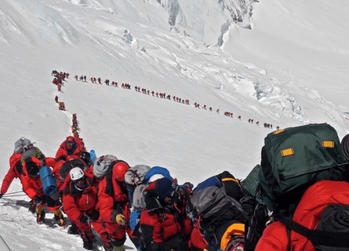 Как Эверест превращается в свалку (12 фото)