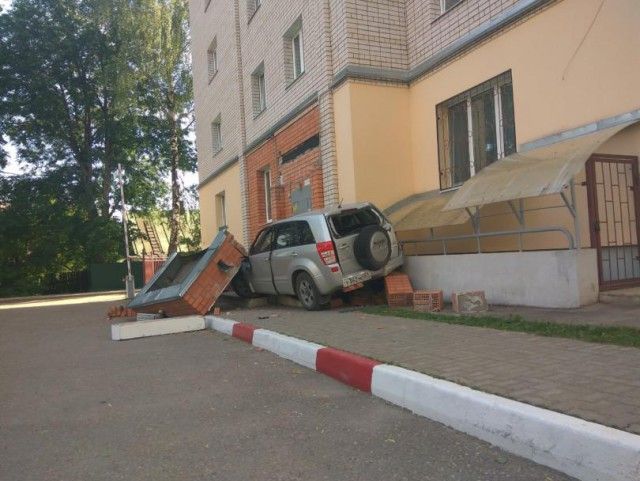 Последствия одной аварии в Смоленске (4 фото)