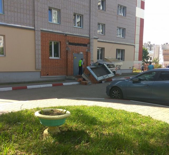 Последствия одной аварии в Смоленске (4 фото)
