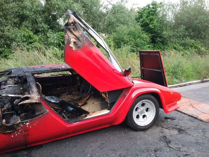 Суперкар Lamborghini Countach стоимостью более 500 000$ сгорел дотла (5 фото)