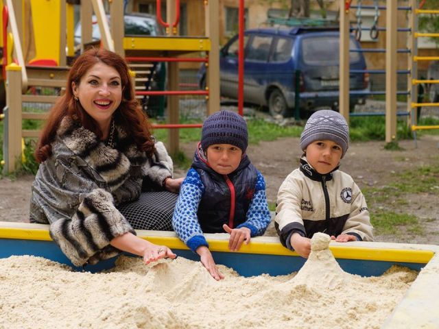 Свердловская чиновница устроила фотосессию в мехах у детской песочницы (4 фото)