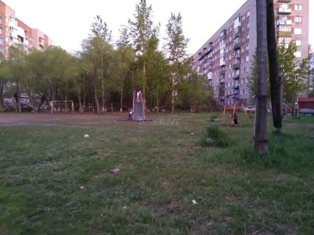 «Детская площадка смерти» в Омске (5 фото)
