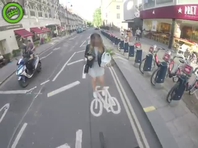 Велосипедист пугает пешеходов