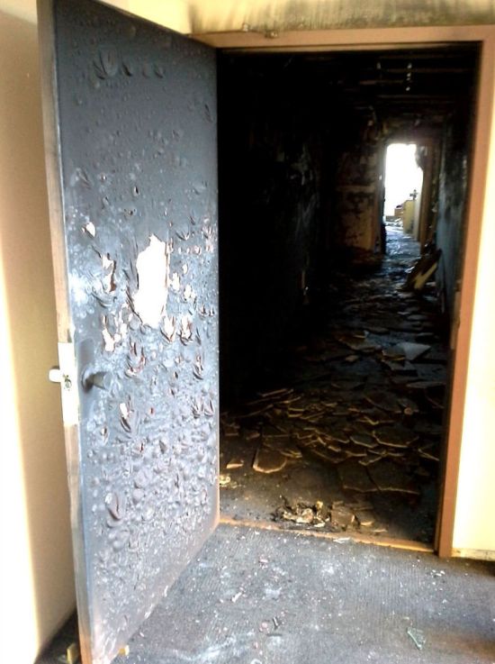 Противопожарная дверь (2 фото)