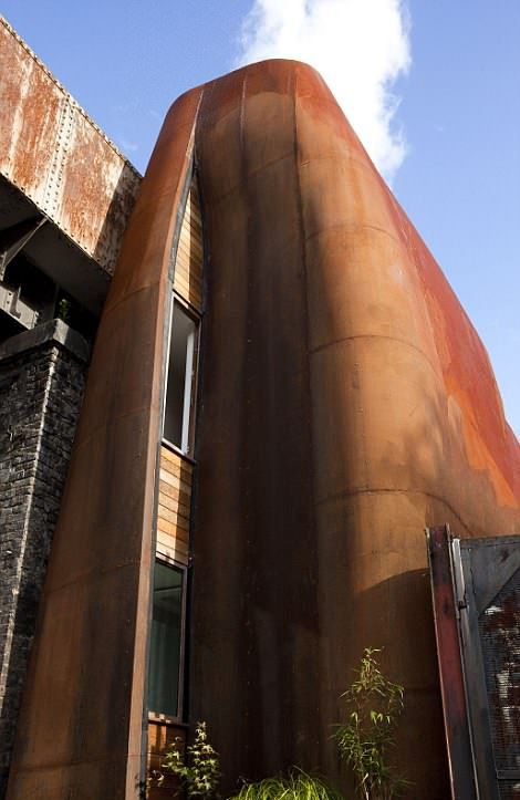 Дом-студия под железнодорожным виадуком в Лондоне продается за 1,6 млн долларов (16 фото)